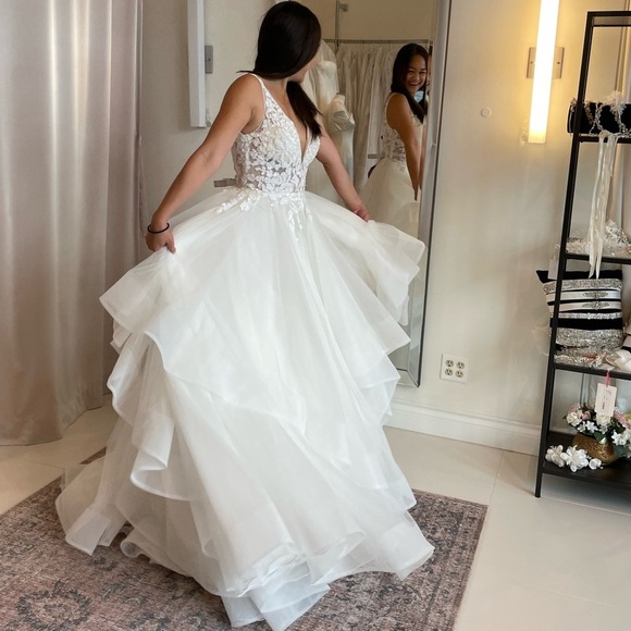 Beautiful Ballgown Tulle Wedding Dress - Picture 2 of 8